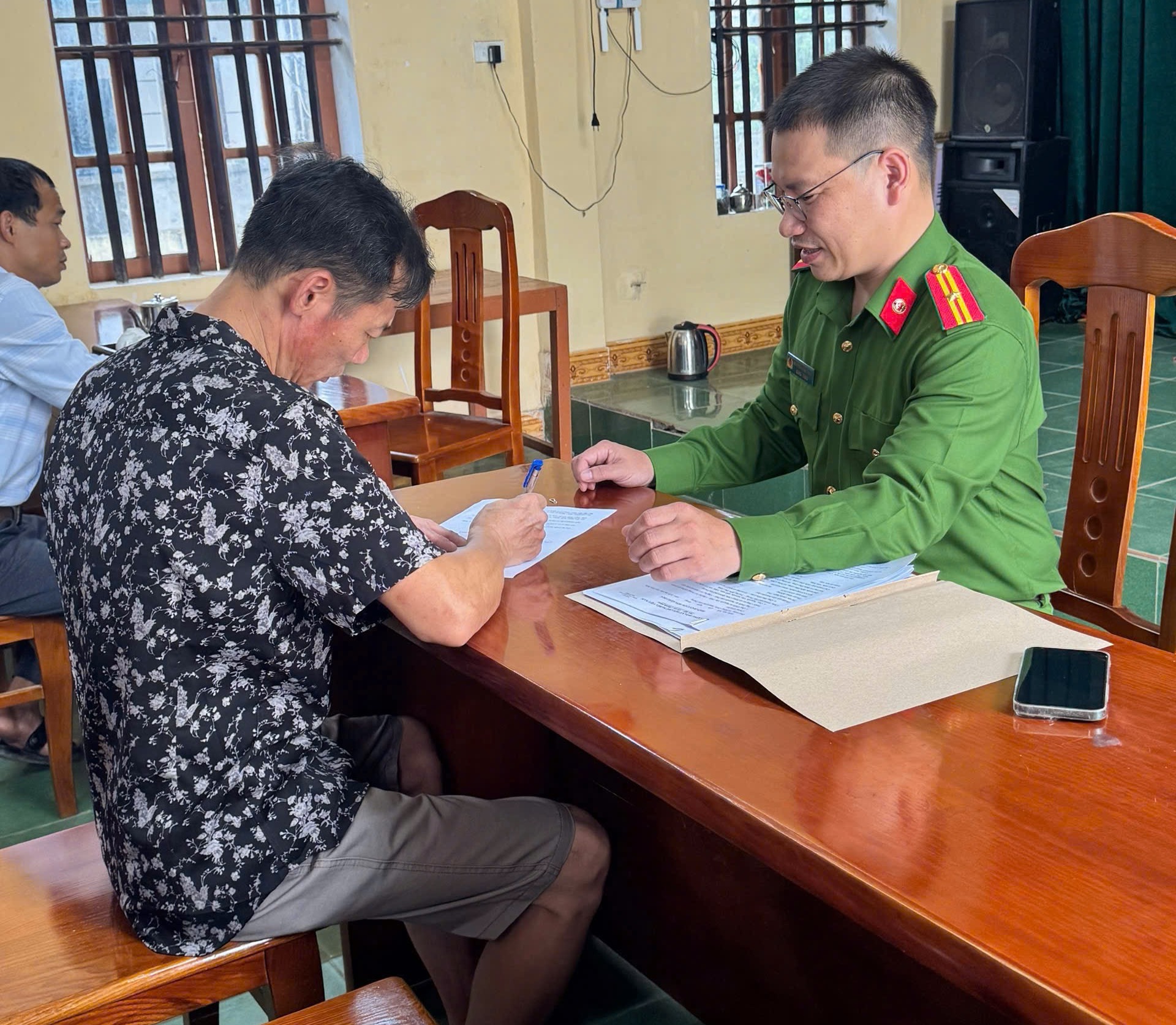 Công an xã Hồng Châu tăng cường công tác tuyên truyền, cảm hóa và quản lý đối tượng về ma túy